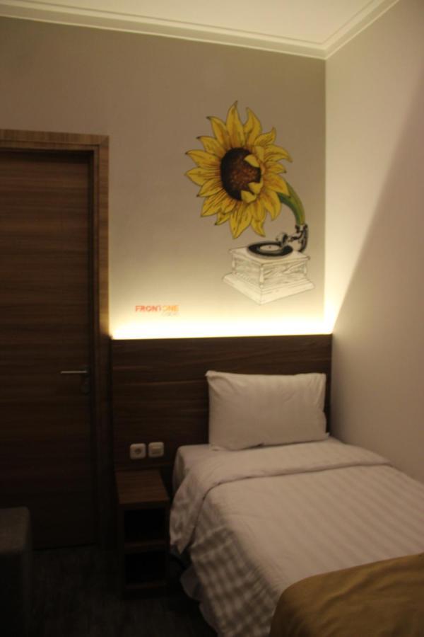 Front One Cabin Malioboro Jogja 日惹 外观 照片